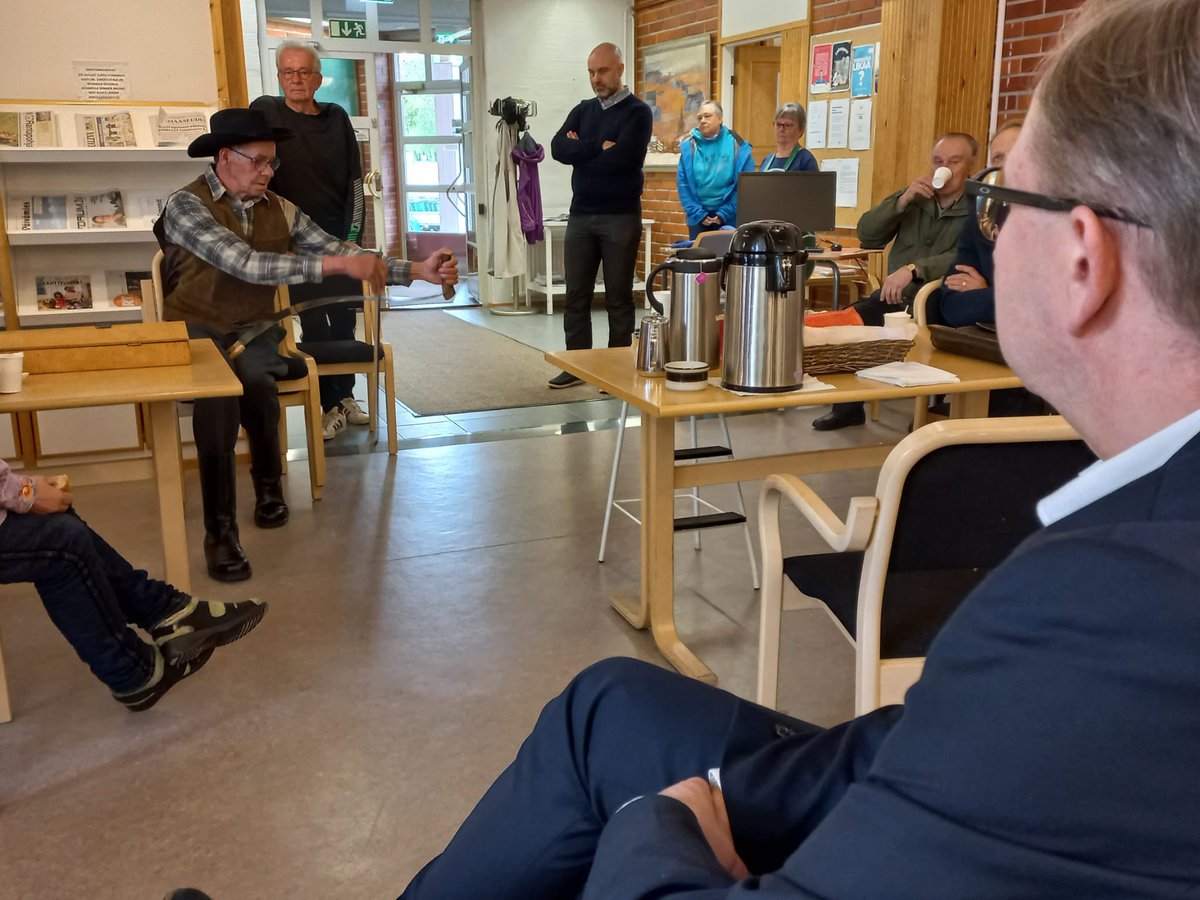 seppo_tweets's tweet photo. Kesäkiertueen toinen pysähdys Yli-Iissä. Yli-Iissä on voimaa ! Sulo Räinä tulkitsi sahalla soittaen koskettavan ja ajankohtaisen Laulun Dnjeprille.
Kiitokset kaikille ! https://t.co/7zEhwvfX6x