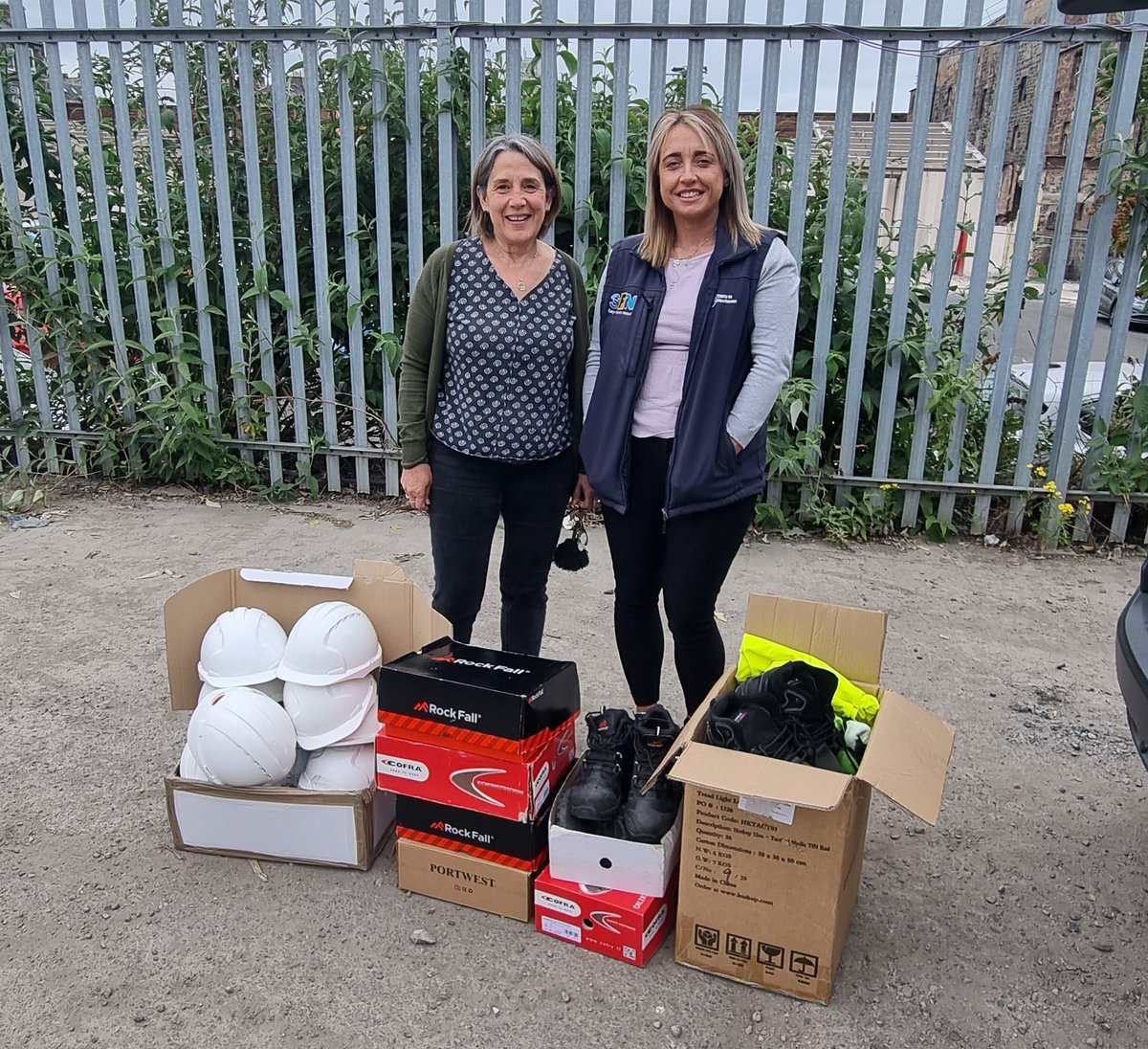 The lovely Sam <a href="/actnforchildren/">Action for Children</a> visited us to collect PPE for their Youthbuild construction based programme aimed at 16-19 year old's in #Edinburgh 

👷‍♂️Our contractor, SFN, donated Safety Boots, Hard Hats, Glasses + Gloves

Read more➡️tinyurl.com/44akjhac

#communitybenefits