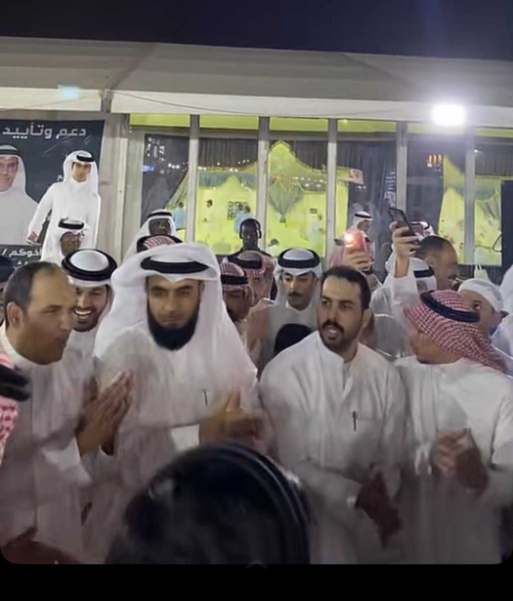 musa3d2001's tweet photo. محمد ابن ماطر للعز حوّاز
ليا قدموه لصعيبات تراه فوّاز

كانه تعثّر و تسنّد على المعكاز
هو معكاز المراجل لها مرتاز 

ماوقفّه معكازه عن الأنجاز
لجماعته وربعه دوم منحاز

من كثر ما له بالطيب مركاز
ما زحزحه جرح ساقه عن الأرتكاز

مساعد يوسف الرثعان ✍️

@m_althaidi2 https://t.co/hfaccP3Gur