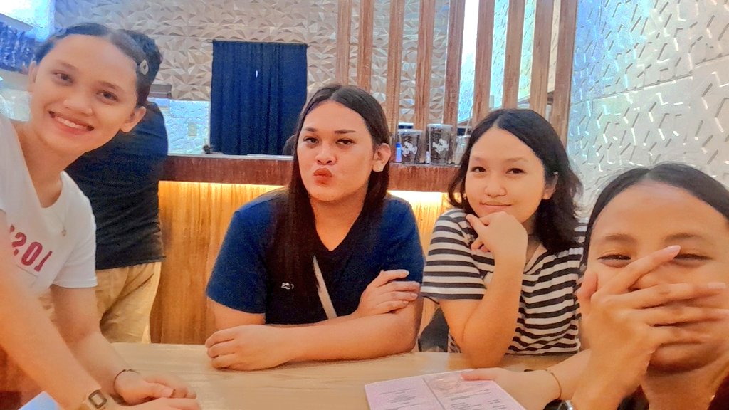 XLlamir's tweet photo. Kahit hindi ako perpektong kaibigan, nanjan kayo para samahan ako sa lungkot at saya ng buhay ko. 

Lord knowz how  i treasure y'll, I love u 3💕❤️

Just stay! 💟

#RVLR https://t.co/nA8xbzBNr8