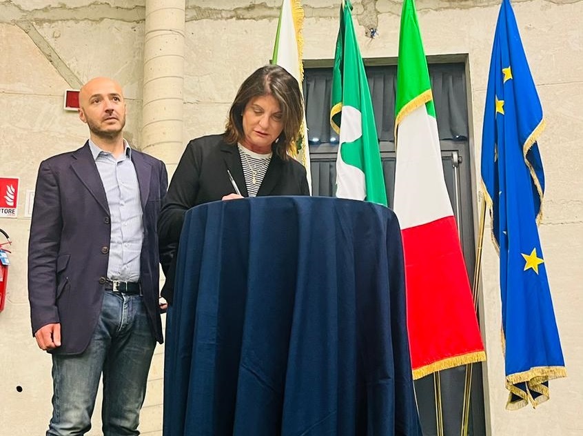 AnceMilano's tweet photo. #BrianzaReStart
Anche Assimpredil Ance, rappresentata da Daniela Stucchi e Alessandro Busatto, tra i firmatari oggi in @ProvinciaMB del Patto per la #Brianza che intende costruire risposte concrete e condivise alle principali difficoltà che sta attraversando il mondo del #lavoro. https://t.co/akwqOCz22O