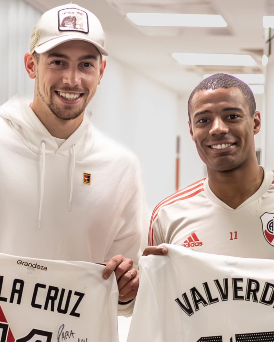 Tres hinchas de Peñarol mirándose fijamente.