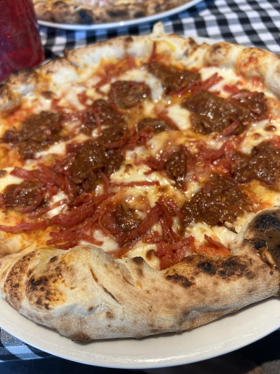 Hoy hemos comido en <a href="/Molapizza1/">Molapizza</a> y la verdad es que muy bien. 
La pizza de costilla, bbq y salami (¿idea de <a href="/EstrellaSinMich/">EstrellaSinMichelin</a>?) es una pasada. 
Las masas, absolutamente diferenciales.
Muy bien, <a href="/Cesarmartincruz/">César Martín</a>. Gestión de buen hostelero.