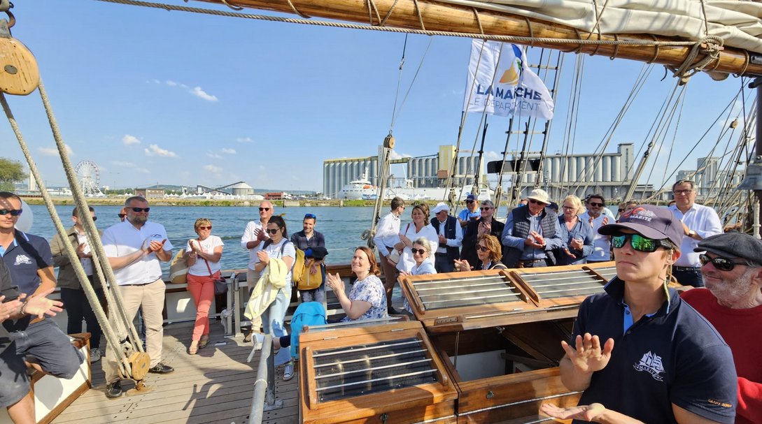 JeanMorin_CD50's tweet photo. Hier, nous avons célébré l'ouverture de l'#Armada2023  à #Rouen pour découvrir les bateaux les plus fascinants venus du monde entier.
@LaManche50 était bien représentée avec le dernier terre-neuvier à voile française, le #Marité, qui a remonté la Seine jusqu'aux festivités. https://t.co/iyr8NwpWtM