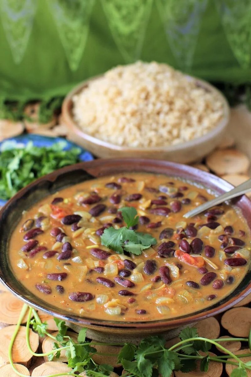 schmoozequeen's tweet photo. #Vegan Maharagwe with Ugali ๐ซ๐ฅฅ๐ฝ๐
Buttery beans swim cozily in a rich, creamy, spice-laden broth of coconut milk and tomato.
#RedBeans in #CoconutSauce with #CornmealSlices
Taste of #Kenya #Maharagwe #Ugali @kitchenfrau
https://t.co/zrFvBeCYlW https://t.co/Ht1IpzAv1O