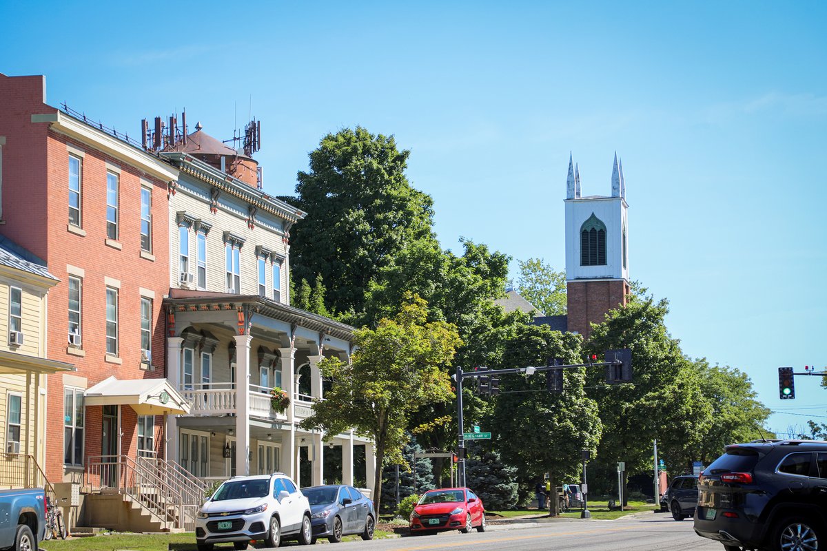 VermontTourism's tweet photo. Vermont's "Little City" Vergennes is characterized by Lake Champlain maritime history, a nationally recognized ice cream parlor, one of New England's best theatres, and more. @BostonGlobe writes it's on par with a big city getaway: https://t.co/G6eFWF1xUj #ThisIsVT https://t.co/VDxeumlli6