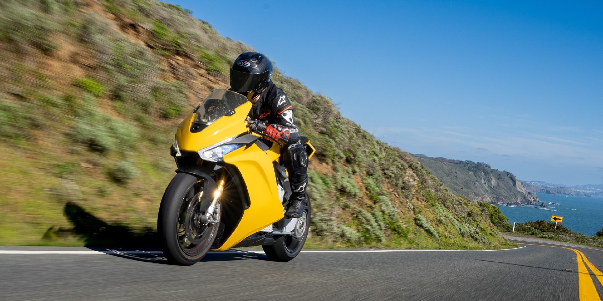 DamonMotorcycle's tweet photo. Aerodynamics matters more on an electric motorcycle than it does in an ICE motorcycle - can you guess why? 

Here's a hint: By minimizing energy loss at high speeds, we're able to surpass 200 miles for combined city and highway range. https://t.co/CKHf21VnAP