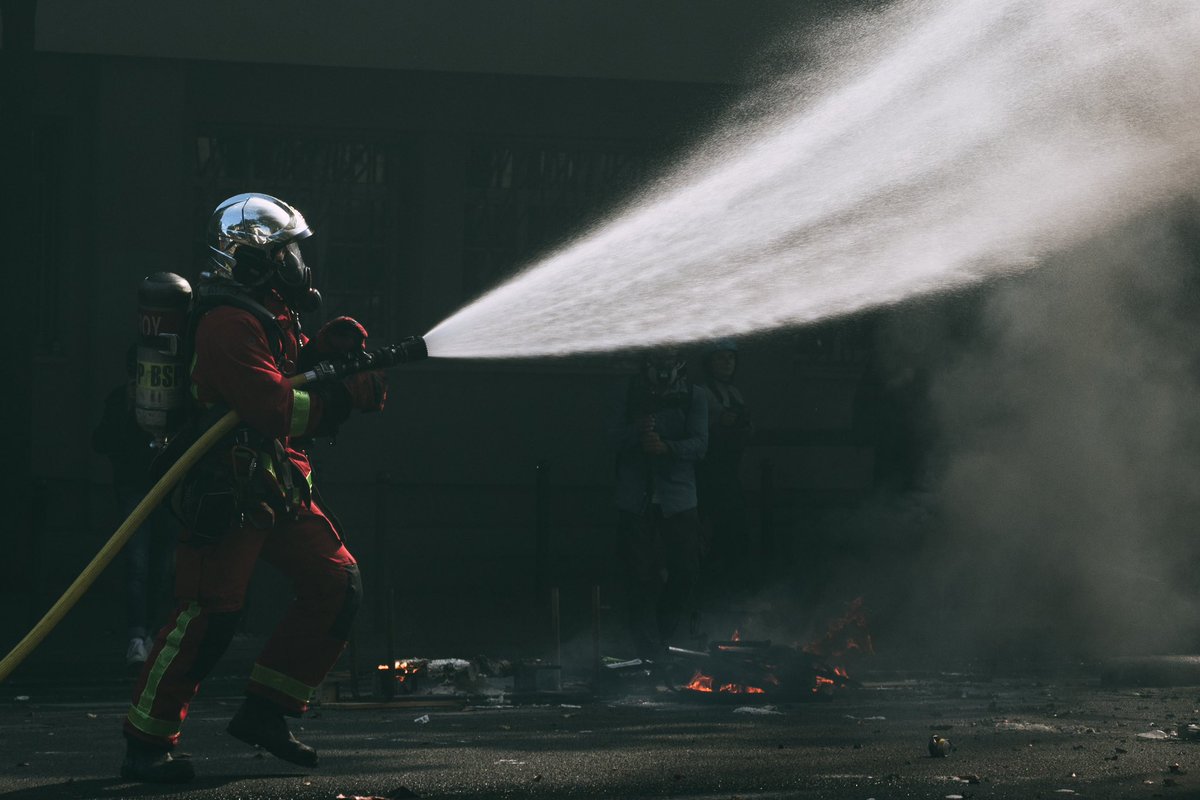 LilyChavance's tweet photo. Du côté des pompiers pendant la dernière manifestation contre la réforme des retraites à Paris le 06/06 https://t.co/EY0gETqnfH