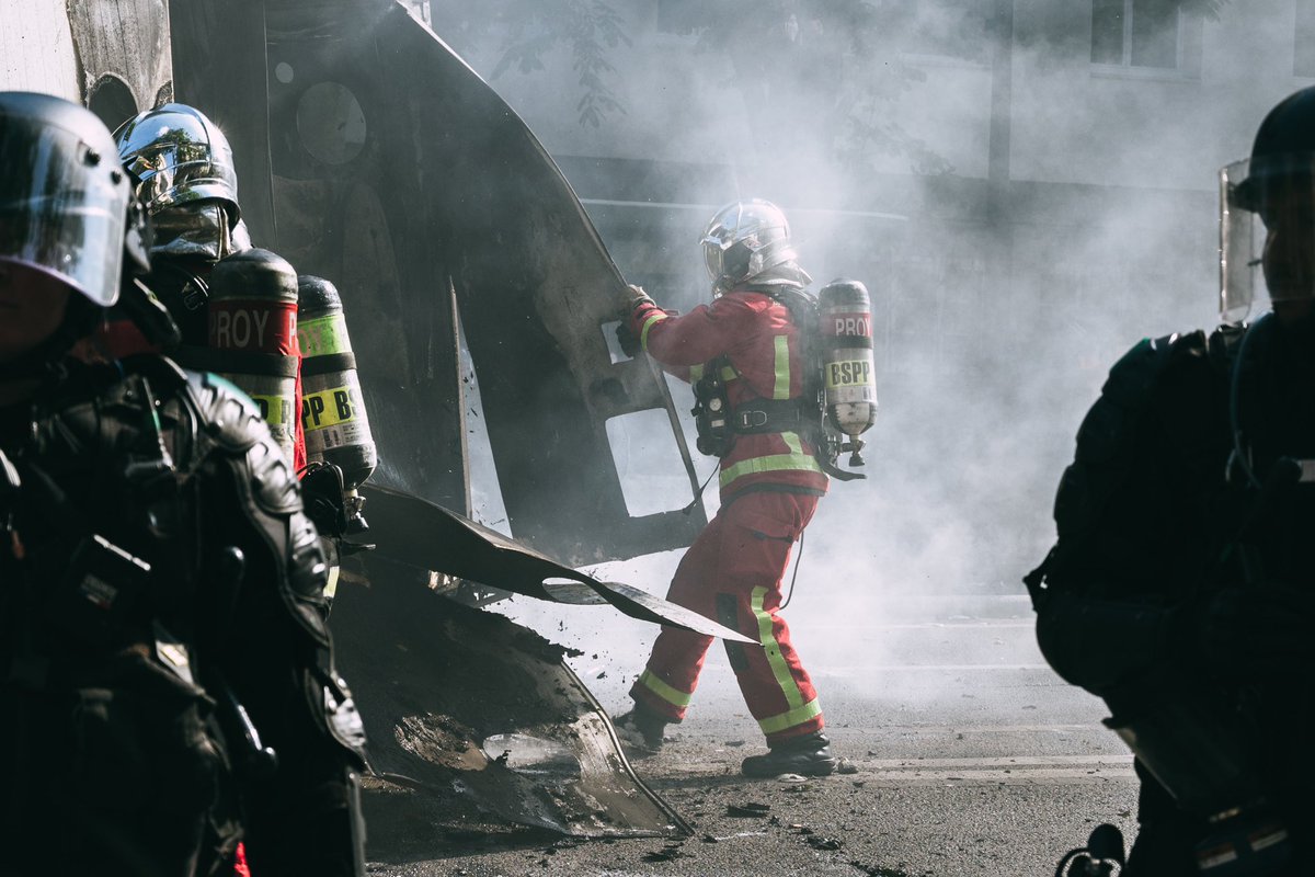 LilyChavance's tweet photo. Du côté des pompiers pendant la dernière manifestation contre la réforme des retraites à Paris le 06/06 https://t.co/EY0gETqnfH