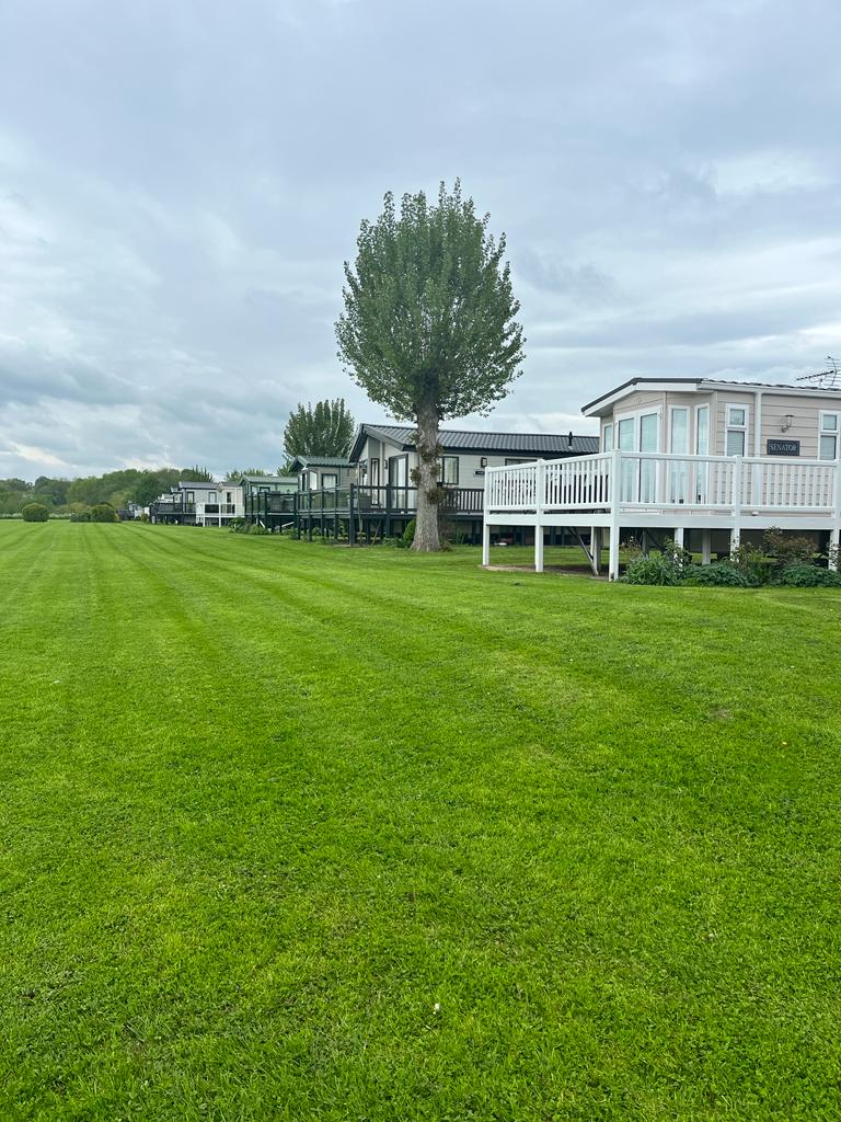 PerfectParksLtd's tweet photo. Paul had a wonderful visit to Offenham Park recently! 

Set right on the River Avin, there are fantastic views to be had of both water and countryside. 🌳🌊

Come cloud or sunshine, this is truly a beautiful place to relax and recuperate!

#perfectparks #holidayhome #holidaypark https://t.co/rrSeDuXUGY