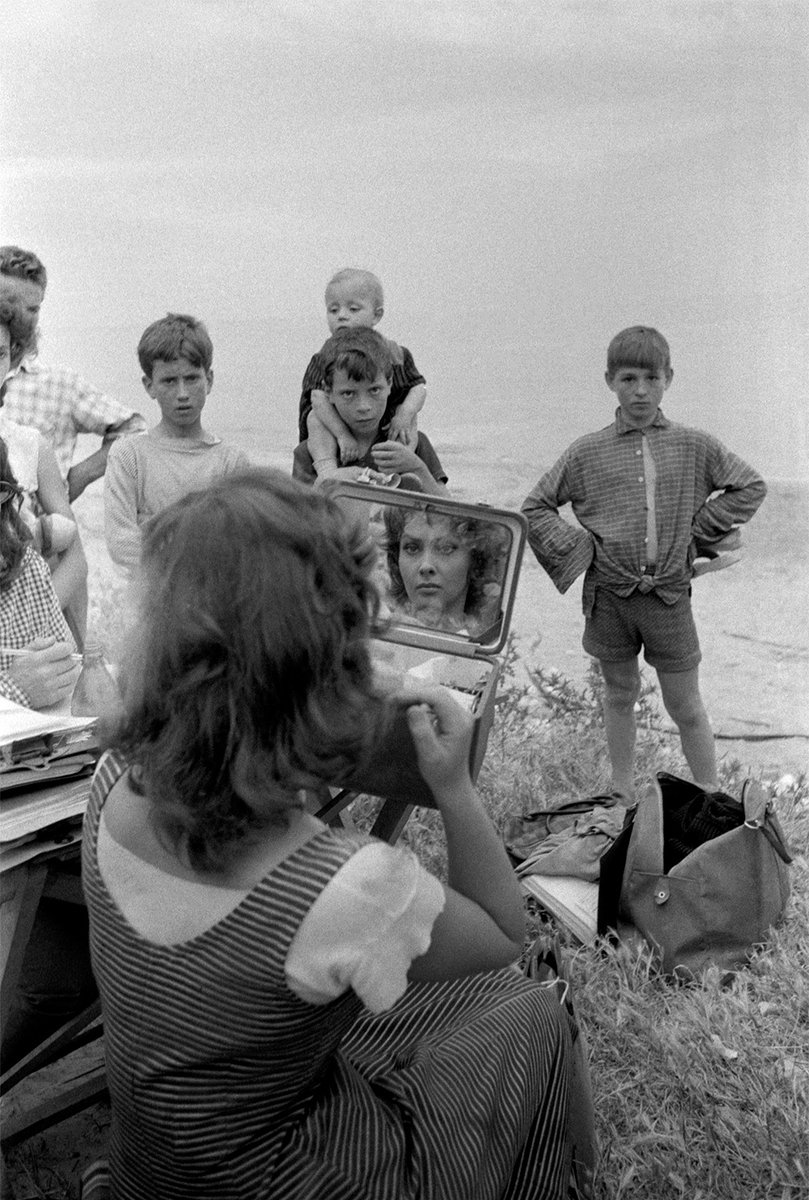 PRESTITI | Roma, l'Istituto Centrale per la Grafica, da oggi la mostra I mondi di #GinaLollobrigida. Dal <a href="/Mufoco/">MUFOCO</a> la fotografia di #FedericoPatellani che ritrae l'attrice sul set del film #Lalegge ©Archivio Federico Patellani-Regione Lombardia/Museo di Fotografia Contemporanea