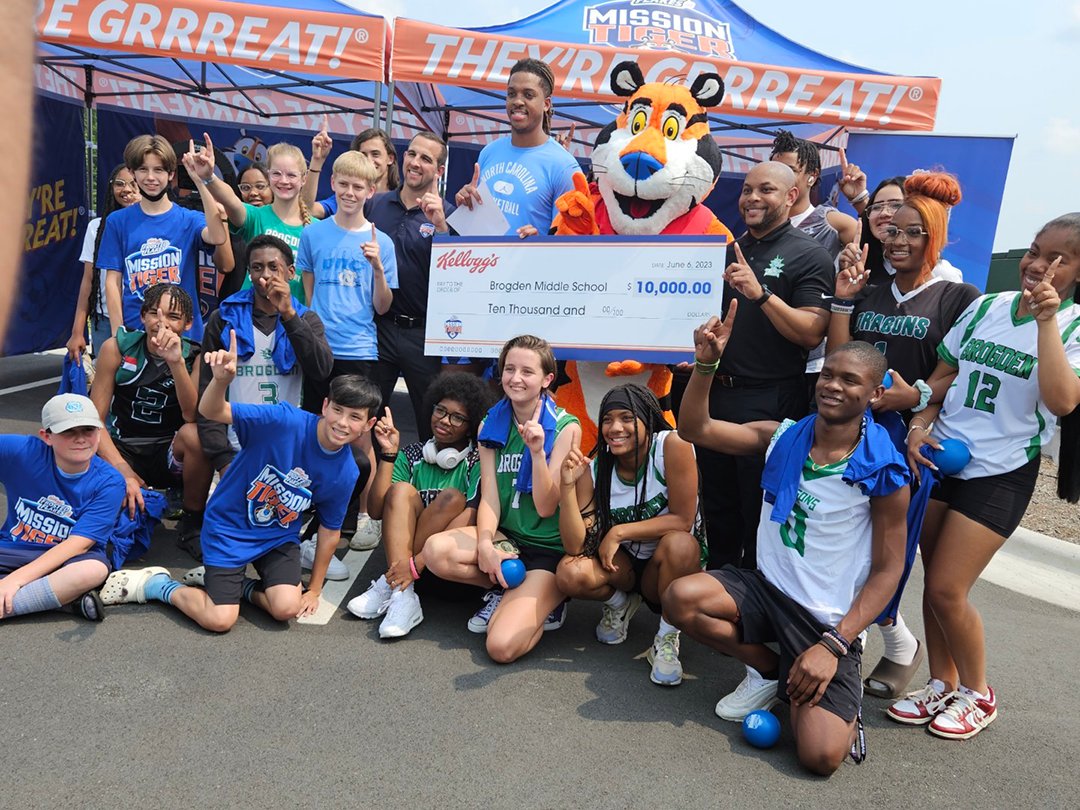 Kellogg’s Frosted Flakes & Mission Tiger donated $10K to Brogden Middle, supporting sports programs. Principal White, students, UNC basketball's Armando Bacot, and Tony the Tiger joined in the celebration. #WeAreDPS https://t.co/Kgs2amGowC