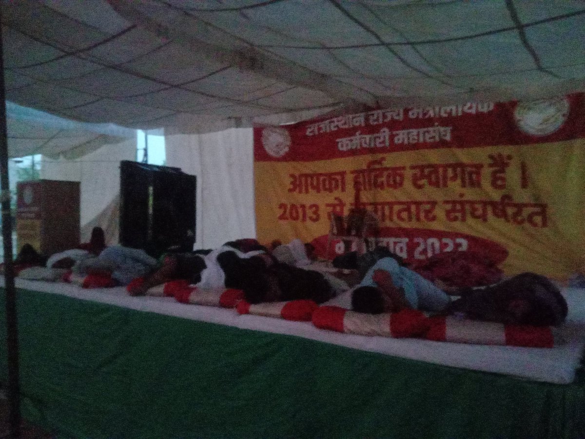 अनशनकारी जिंदाबाद, राजस्थान सरकार तुझे झुकना होगा बाबुओं ने बगावत कर दी है साख बचानी है तो हमारी जायज मांगे पूरी करे हक हमारा लेकर रहेंगे बाबू आए मैदान में उतरे उग्र आंदोलन की राह पर 60 दिन 

<a href="/artizzzz/">Arti Dogra</a> 
<a href="/ashokgehlot51/">Ashok Gehlot</a> 
<a href="/GovindDotasra/">Govind Singh Dotasra</a> <a href="/hanumanbeniwal/">HANUMAN BENIWAL</a> 
<a href="/INCIndia/">Congress</a> @LalitaKawa88523