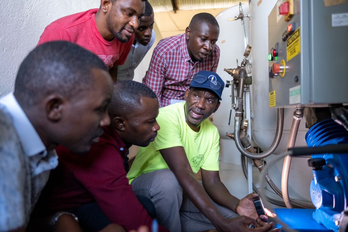 BuildHealthIntl's tweet image. Repeat after us. #MedicalOxygen is:

✅ Lifesaving
✅ Essential medicine
✅ A human right

Learn more about how we build #OxygenAccess and #InvestInOxygen. ▶ bit.ly/3Xq4IsB