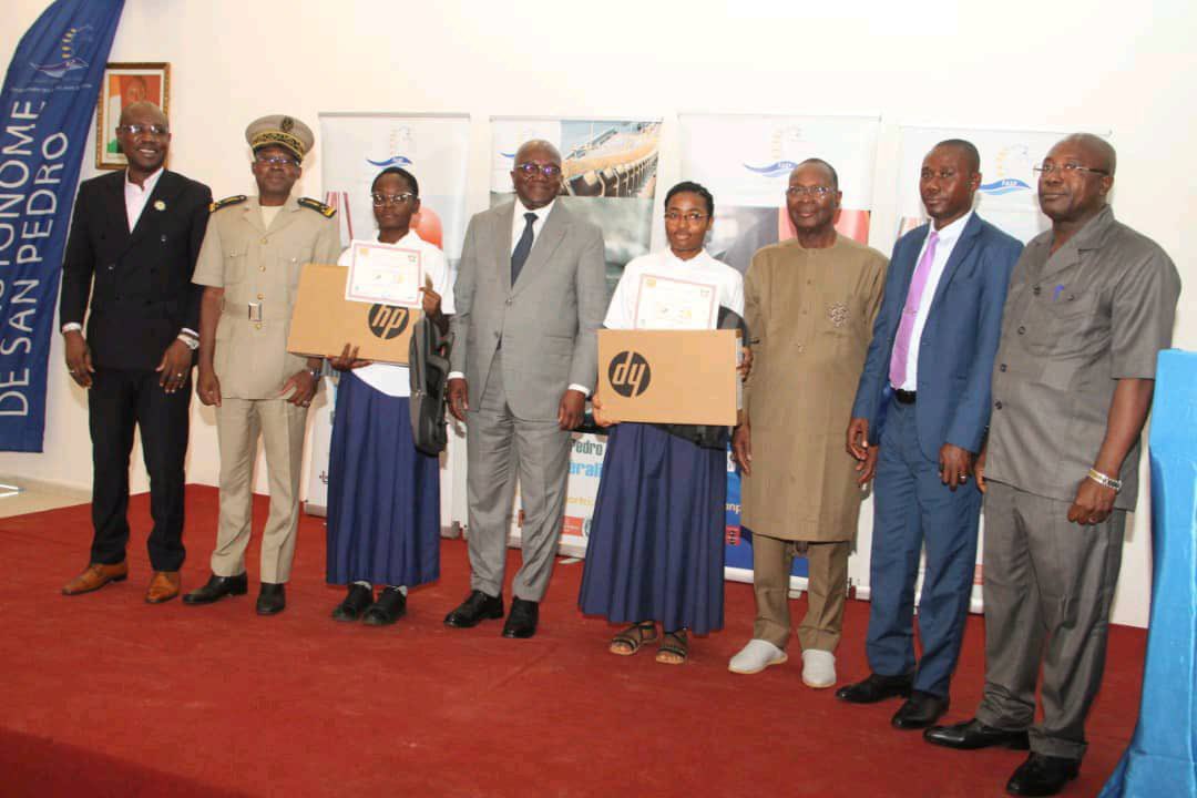ONGFESAF's tweet photo. Ce mardi 6 juin, les élèves se sont affrontées pour le titre de “ Miss Maths” San Pedro.

Le concours organisé par la Société Mathématiques de Côte d'Ivoire (SMCI), a été honoré par la présence du Professeur Saliou Touré, fondateur de la SMCI.
L’ONG FESAF était de la partie. https://t.co/NC89gzi0cb