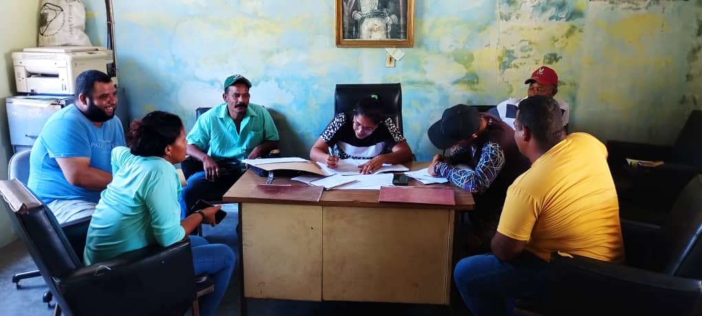 UemppatFalcon's tweet photo. Recepción de carpetas en el municipio Acosta, por parte de técnicos del @MinAgriculturaV y @pedrocamejo2020, para la justa distribución de combustible a productores de la Costa Oriental del estado. https://t.co/X6pTt1vhQs