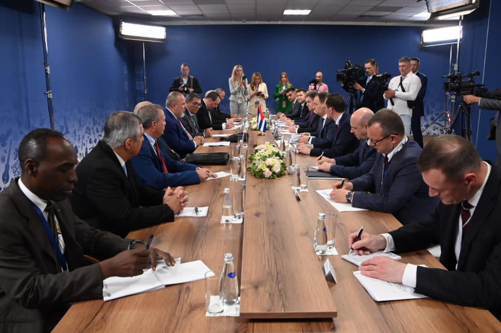 En la intensa jornada de hoy, el Primer Ministro, <a href="/MMarreroCruz/">Manuel Marrero Cruz</a>, sostuvo un encuentro con su homólogo de Belarús 🇧🇾, R.A. Golovchenko, a quien trasladó el interés de elevar las relaciones 🤝 económicas y comerciales al mismo nivel de las políticas.