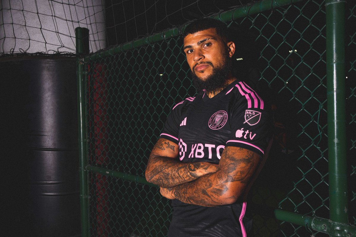 __MaxMaillots's tweet photo. 🔥 Attention, seulement 48 heures pour tenter de gagner le maillot 'La noche' de l'Inter Miami ! 🌇🌴

👉 RT + Follow @__MaxMaillots
 &amp; @momutoteams_fr ! 
👉 Taggez un ami qui aimerait aussi participer ! 

Bonne chance à tous ! 🍀 

https://t.co/tzxaMBRlLM