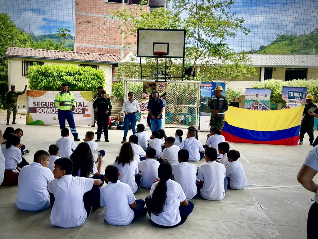 Ejercito_Div7's tweet photo. En la Institución Educativa del centro poblado La Floresta, del municipio de Maceo, Antioquia, nuestros soldados de la #Brigada14, junto a la @PoliciaColombia y la @ARiomagdalena, realizaron una jornada para que los estudiantes conocieran los símbolos patrios. 

#PlanAyacucho https://t.co/I2Gtp8kdoI