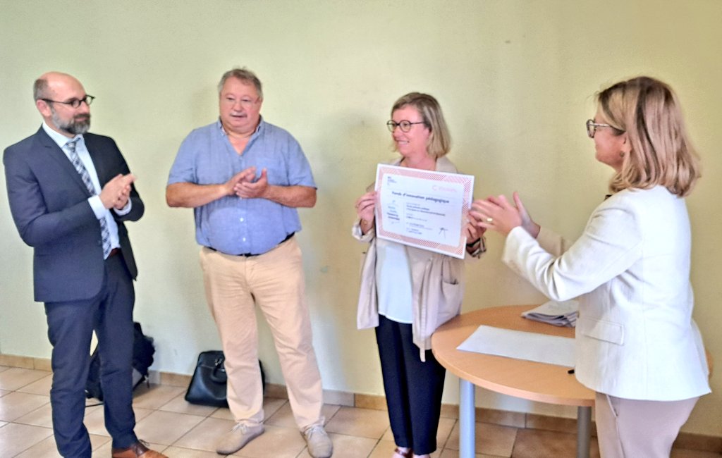 Dsden47's tweet photo. Après une très belle démonstration de danse par les CM1-CM2, madame la Rectrice @ABisagni a remis l'attestation du fonds d'innovation pédagogique à l'école de Fourques/Garonne pour un projet #NEFLE autour de la culture et du lien intergénérationnel dans la commune. @AcBordeaux https://t.co/k9SMAAOMfg