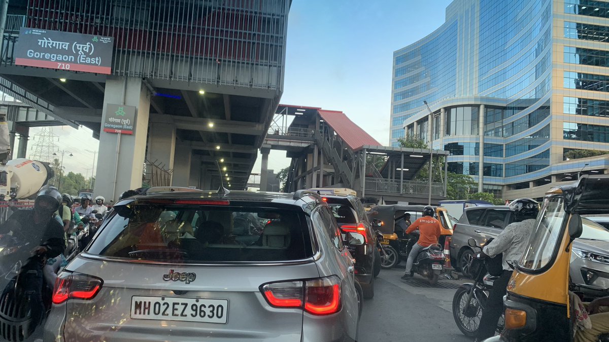 vikramghosh22's tweet photo. Still a daily nuisance. Traffic Marshals are not able to manage traffic. https://t.co/QKT7EhYVAv