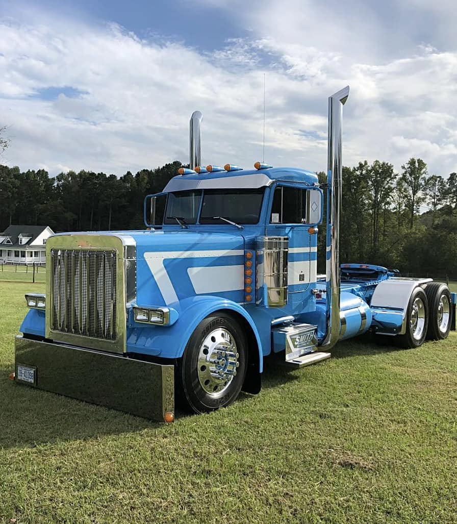 Great colors on this rig! #Trucking #TruckingDepot #Truckers