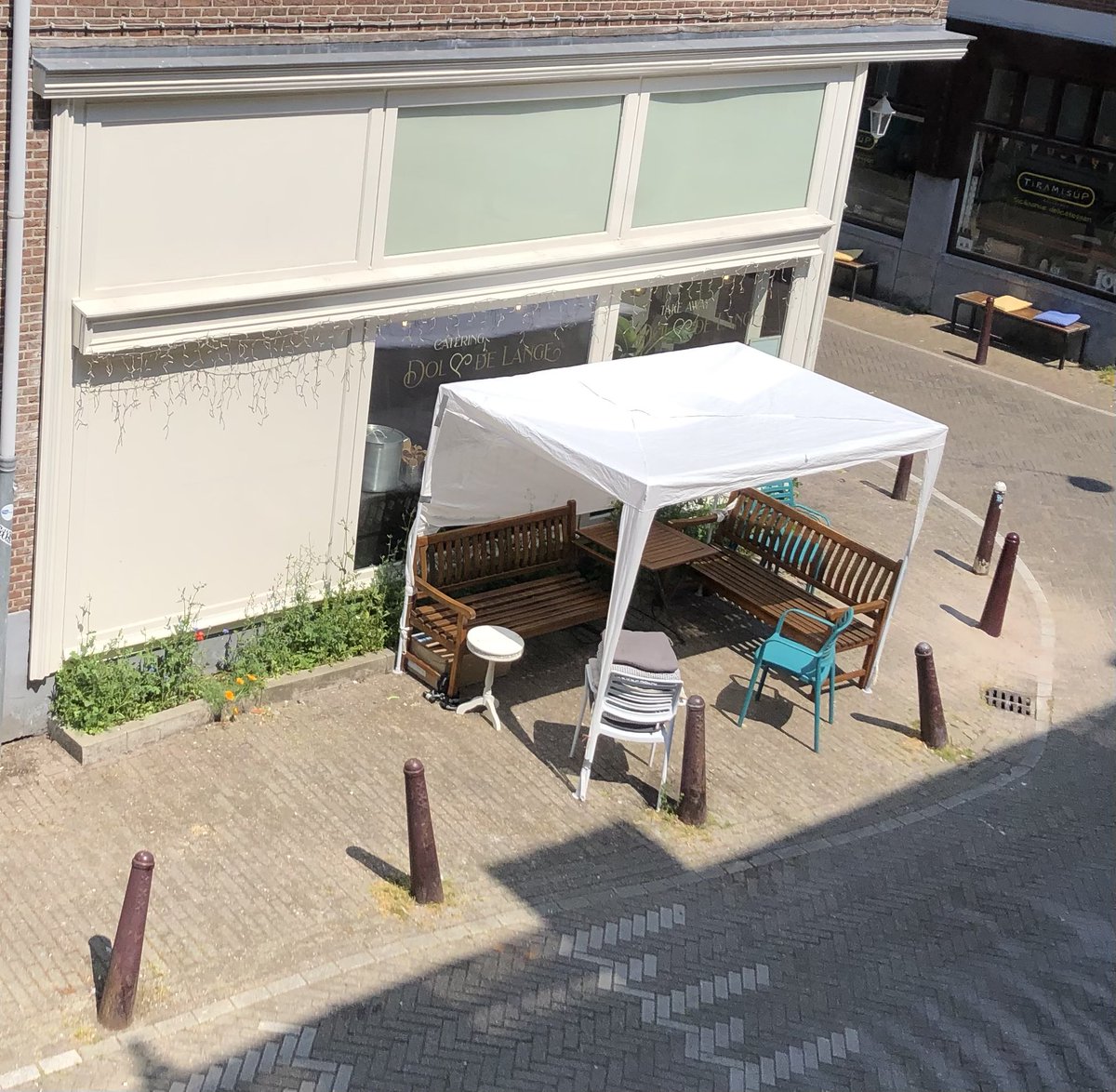 MonicaKeyzer's tweet photo. ⛱️
De buren zijn er klaar voor. 
Dit jaar een partytent, tijdens de hittegolf vorig jaar hadden ze een zwembad.

#TypischAmsterdam  Jordaan - Amsterdam.

#hittegolf #tent #partytent #straatzwembad #zwembad #voetenbad #buren #oververhit https://t.co/iPGKet0lrv