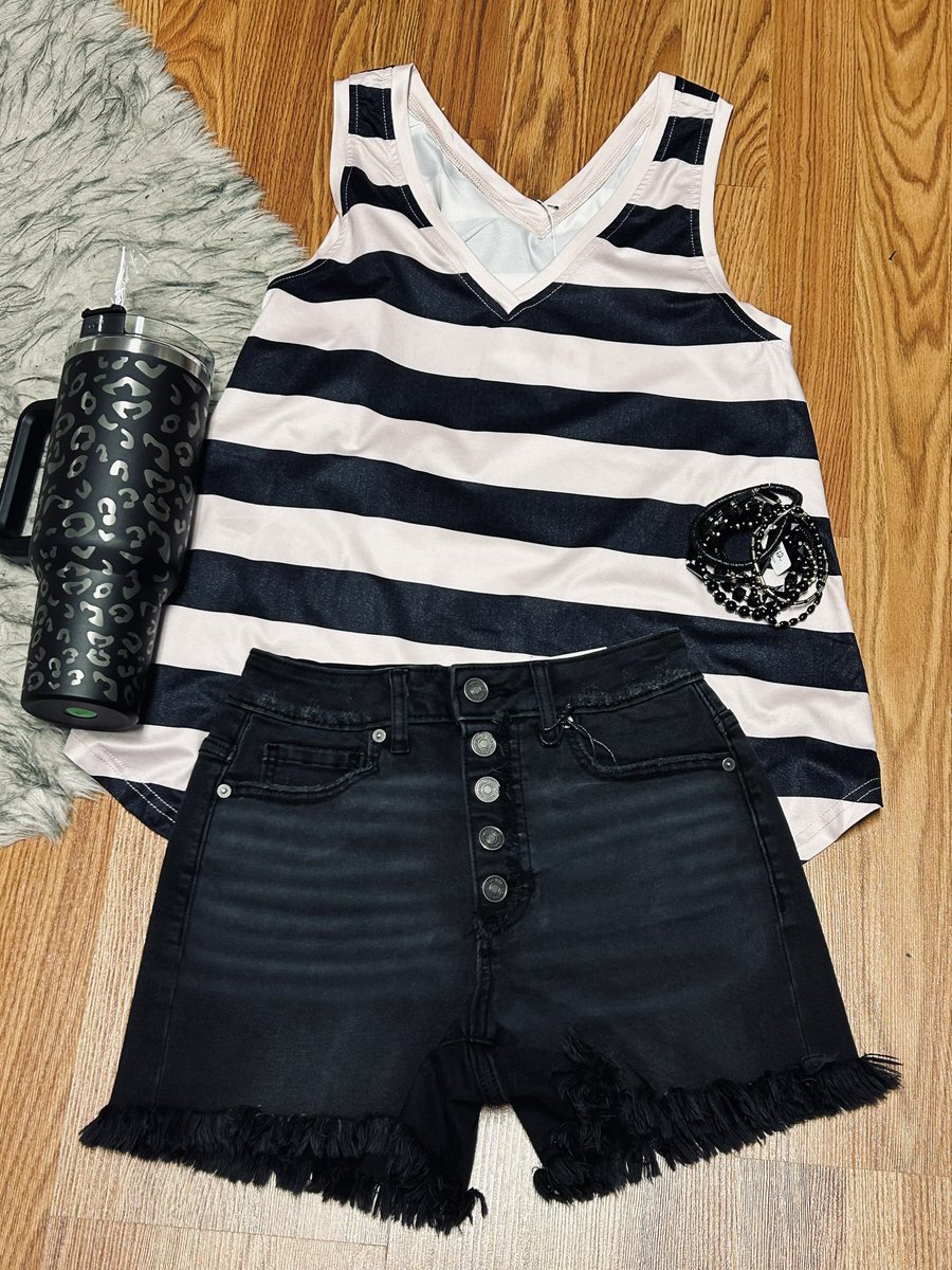 Shop this outfit and more at SB Boutique! Open Thursday til 7pm, Friday 1-5pm, Saturday 12-2! 

#shopSBB #boutiqueshopping #newoutfit #treatyourself #boutiquefinds #pittsboro #inhendricks