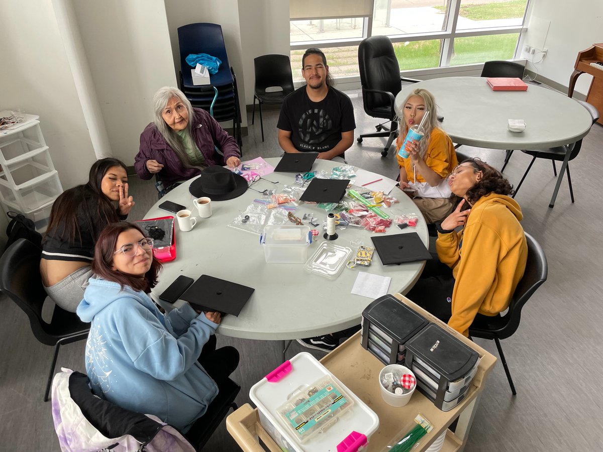 It's grad season! At Inner City High School, Elder Marjorie has provided beading workshops to students on how to add decorative beads to their grad caps. Our grad is June 27! 🎉🪶✨
#Yeg #indigenouscommunity #Edmonton #graduation2023  #yegdt
