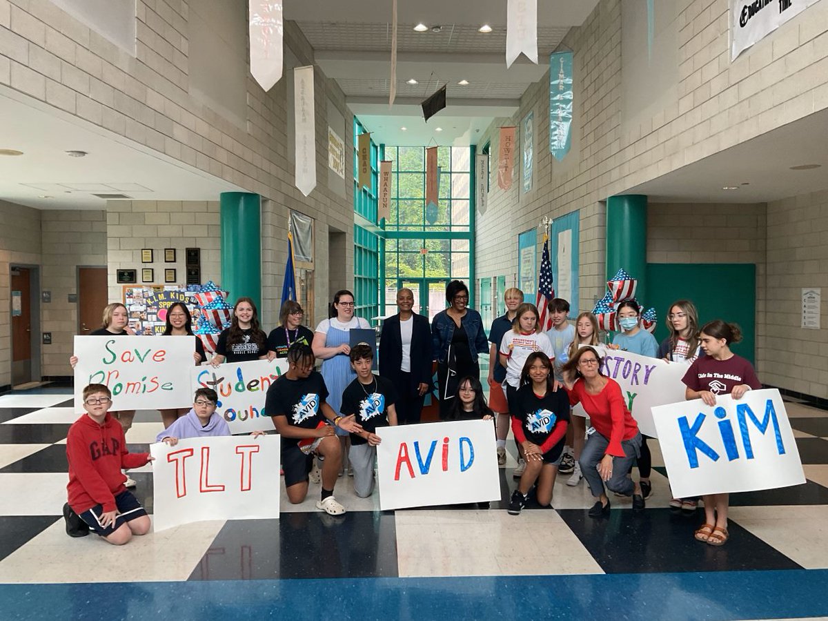 I'm happy to announce @ChippensHillMS @BristolCTSchool in @BristolAllHeart as our 2022-23 Outstanding Red, White & Blue School! Chippens Hill's comprehensive civics program combines historical lessons in the classroom & community participation outside of school. (1/5)