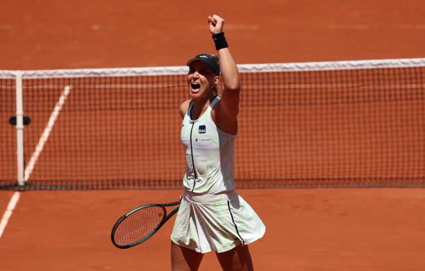 AlemTenis's tweet photo. 🇧🇷BIA HADDAD DÁ ATÉ LOGO A #ROLANDGARROS APÓS JORNADA FABULOSA!

Sairá gigante da França. Nos encheu de orgulho, representando aquilo que de melhor nós temos: talento, determinação e um coração do tamanho do Brasil!

Vem que te quero, grama! 

BEATRIZ HADDAD MAIA é brasileira!

-> O resultado do jogo foi 6x2 7x6 para Iga Swiatek e Bia foi a tenista que mais sufoco deu a número 1 do mundo, levando a melhor jogadora de saibro dos últimos tempos ao limite!