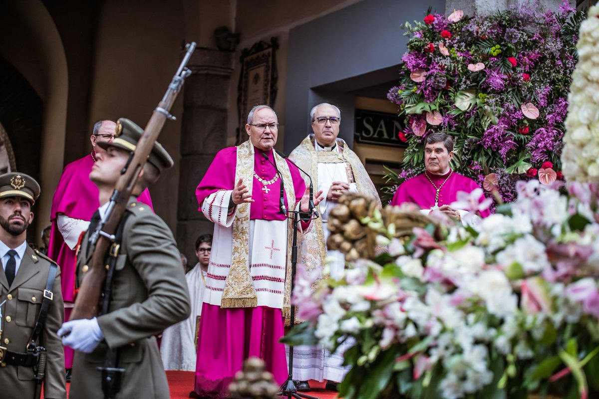 Obispofcerro's tweet photo. Solemne procesión del Santísimo #corpuschristi ,en la custodia de #Arfe. @SICP_de_Toledo @CorpusToledo https://t.co/TaazVyHN42