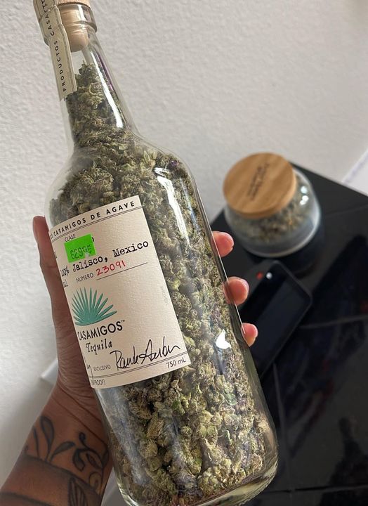 RoyIsThaTruth's tweet photo. Them: “Bring a bottle we taking shots”
Me: https://t.co/RhNQpY4oEw
