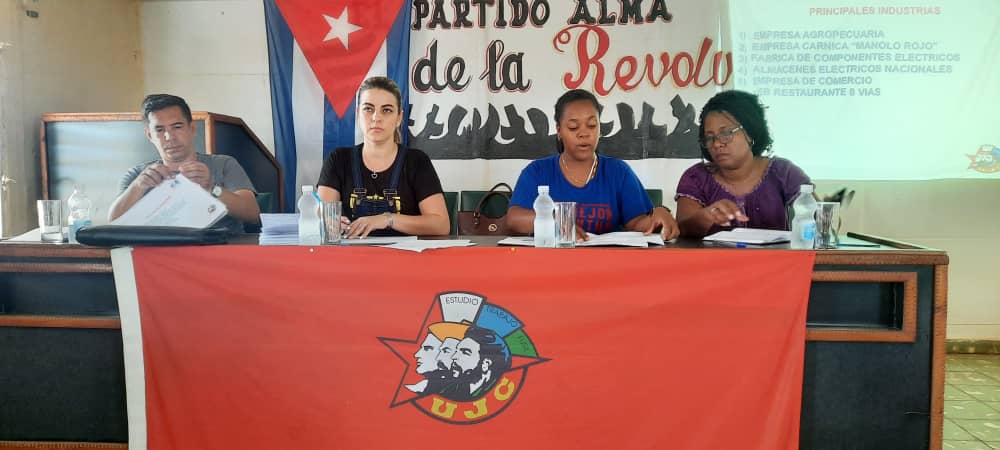 AylinAlvarezG's tweet photo. En #NuevaPaz intercambiamos con los cuadros y trabajadores. Aquí evaluamos los procesos políticos y chequeamos la marcha de la implementación de la estrategia integral y el proceso de fortalecimiento en nuestros C/B. #UnaMejorJuventud @DrRobertoMOjeda @UJCdeCuba https://t.co/j7lWGL1bL9