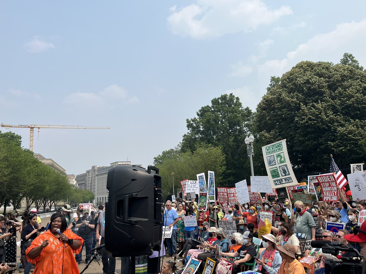 something darkly poetic about protesting a dangerous and unnecessary LNG pipeline as unbreathable wildfire air surrounds the @WhiteHouse 

join @foe_us in calling on Biden to #StopMVP

(& ty @RashidaTlaib and @Justinjpearson for doing what most of Congress won’t do - show up)