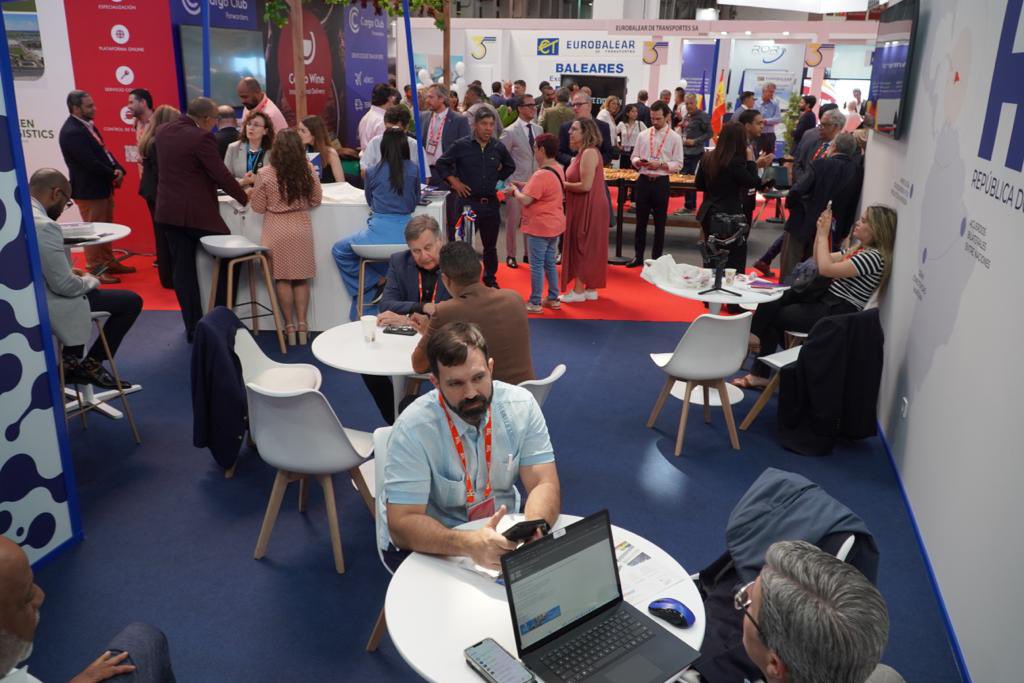 aduanard's tweet image. Continuamos en el segundo día de la feria SIL Barcelona. Nuestra participación representa un gran hito para el país, aproximándonos aún más, al futuro que queremos:  convertir a R.D. en #HubRD de clase mundial. #AduanasRD #SIL2023