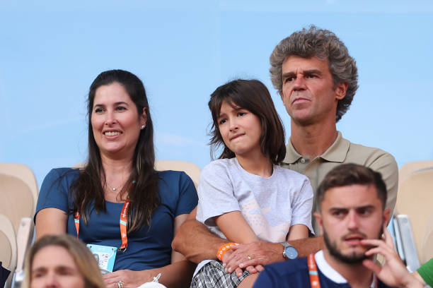 AlemTenis's tweet photo. Guga Kuerten é um gigante, né? Foi ao jogo sem fazer alarde, pra apoiar Bia Haddad, sem tirar o protagonismo dela!

Não precisa fazer barulho porque sabe a dimensão que sua mera presença na Phillipe Chatrier é capaz de provocar. https://t.co/rwYtBTcmEF
