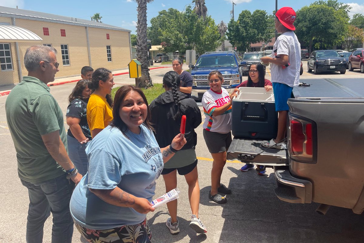 genevie79cr's tweet image. It was Paletas with the Principal for everyone on campus today!!! Thank you for keeping us cool 😎 on our workday, @monica_m_munoz! #LPLS4Girls #LPEPawsUp 💚 @ms_aavalos