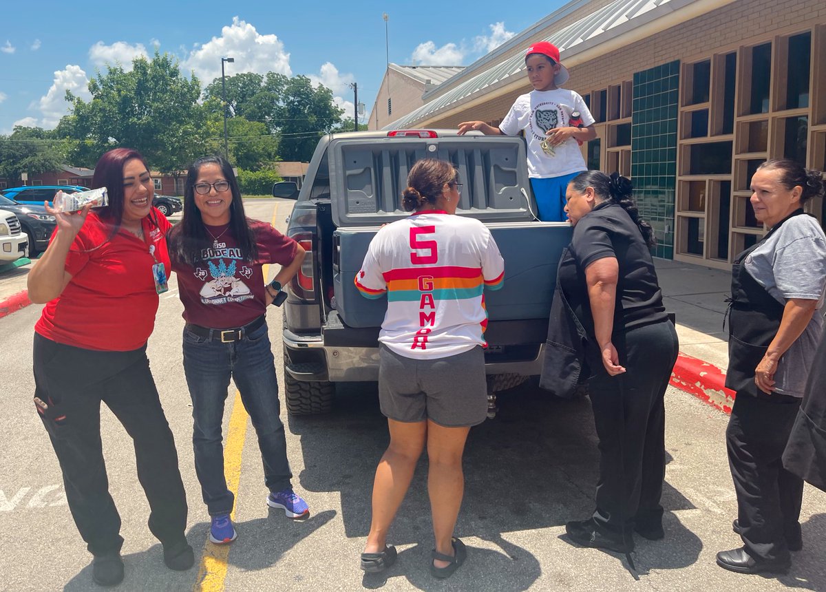 genevie79cr's tweet image. It was Paletas with the Principal for everyone on campus today!!! Thank you for keeping us cool 😎 on our workday, @monica_m_munoz! #LPLS4Girls #LPEPawsUp 💚 @ms_aavalos