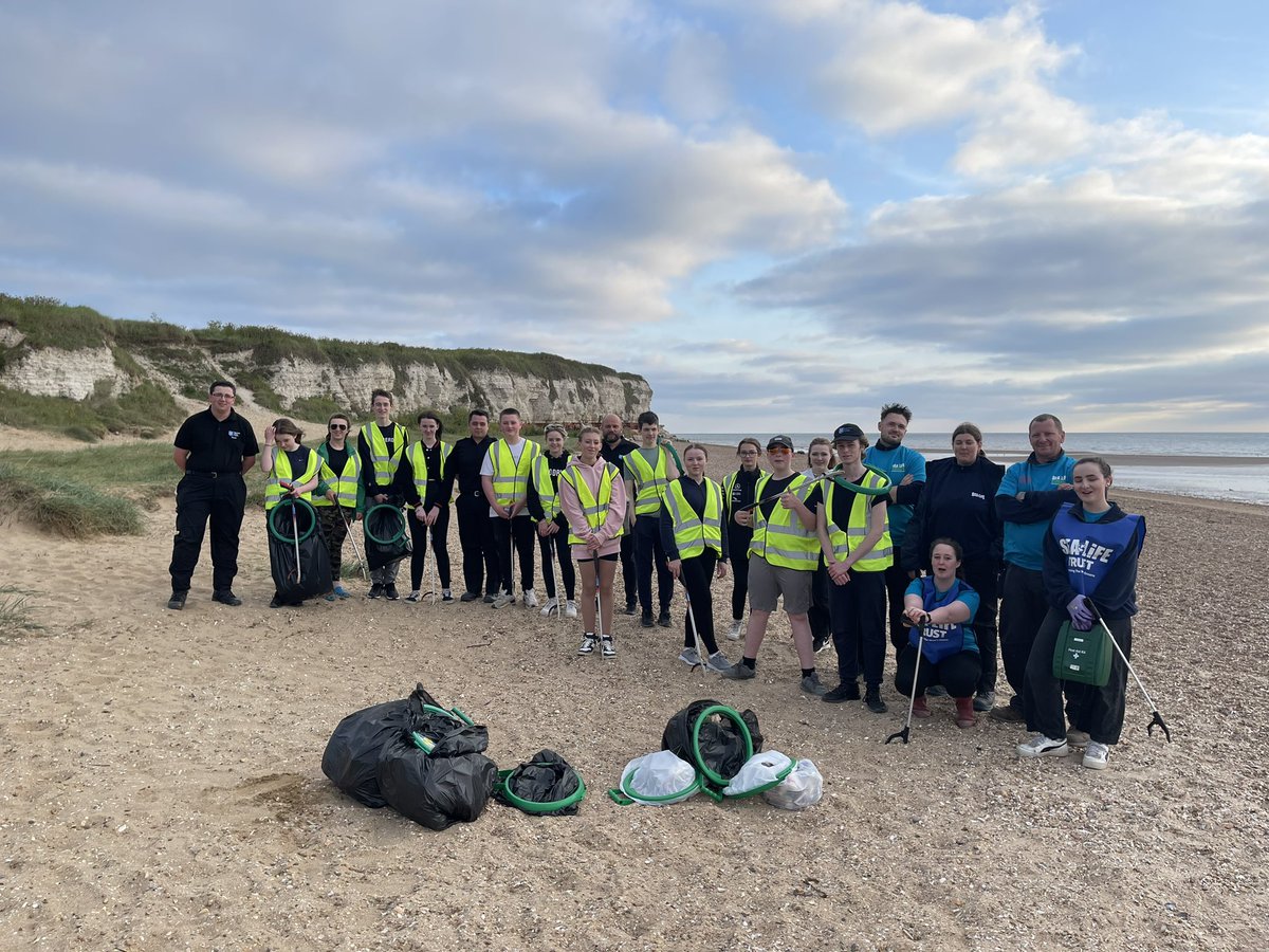 This evening the cadets have been out at Hunstanton litter picking along the beach as part of #WorldOceanDay. We also bumped into @SEALIFEHunstant who were out doing their own collection. @NationalVPC #CommunityPolicing