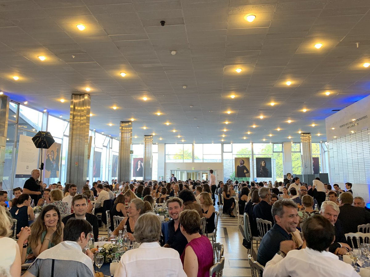 HECParis's tweet photo. « Nous sommes ici pour célébrer vos réussites individuelles, l’esprit de promotion et votre engagement en tant que donateur @hecfondation pour aider les générations futures d’étudiants méritants à poursuivre leurs études à HEC »
#ClassGift #HECgrad23 https://t.co/Qj1uNHh8t2