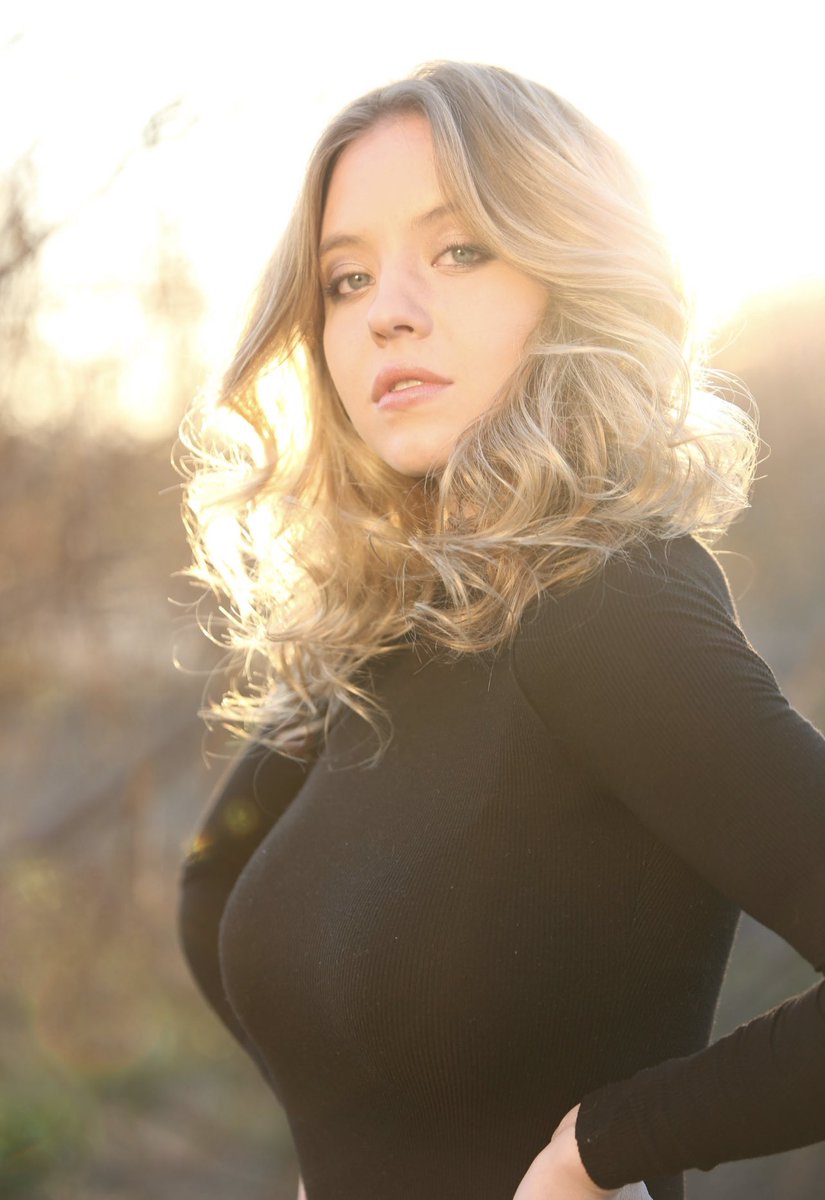FaheyCreative's tweet photo. @sydney_sweeney is putting the gold in golden hour as she lights up this field with her radiant charm, straight out the camera. ☀️

#photography #sydneysweeney https://t.co/KTxKTLYug0