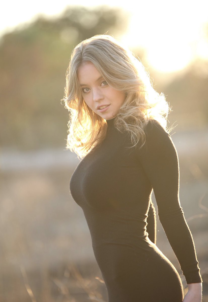 FaheyCreative's tweet photo. @sydney_sweeney is putting the gold in golden hour as she lights up this field with her radiant charm, straight out the camera. ☀️

#photography #sydneysweeney https://t.co/KTxKTLYug0