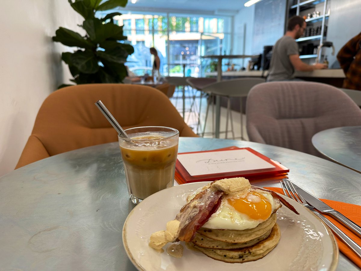 aiamsterdam_nl's tweet photo. ロッテルダムで珈琲巡り☕️
イェネさん@GooseEgyptian に教えてもらったオシャレな2軒でアイスラテ、良かったー😋☕️ https://t.co/9C9qHONWVV