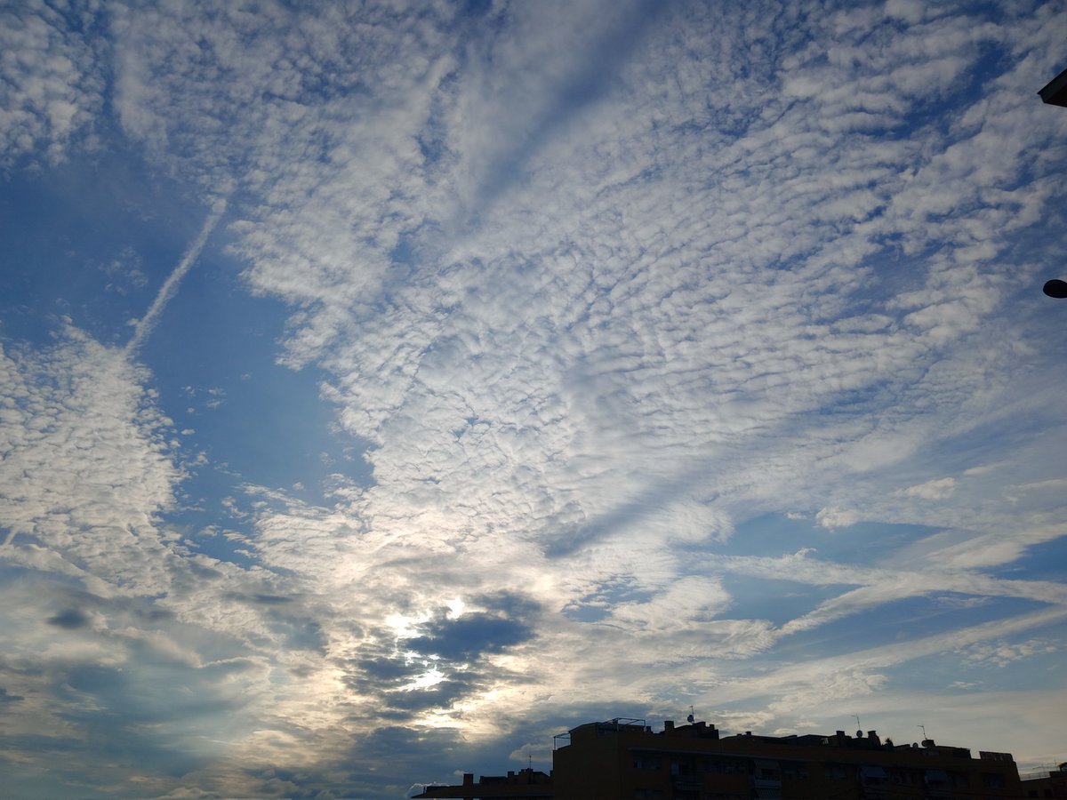 El atardecer de hoy #Torredembarra #cirrocúmulos @AEMET_Esp @ThePhotoHour @StormHour @weatherespanol