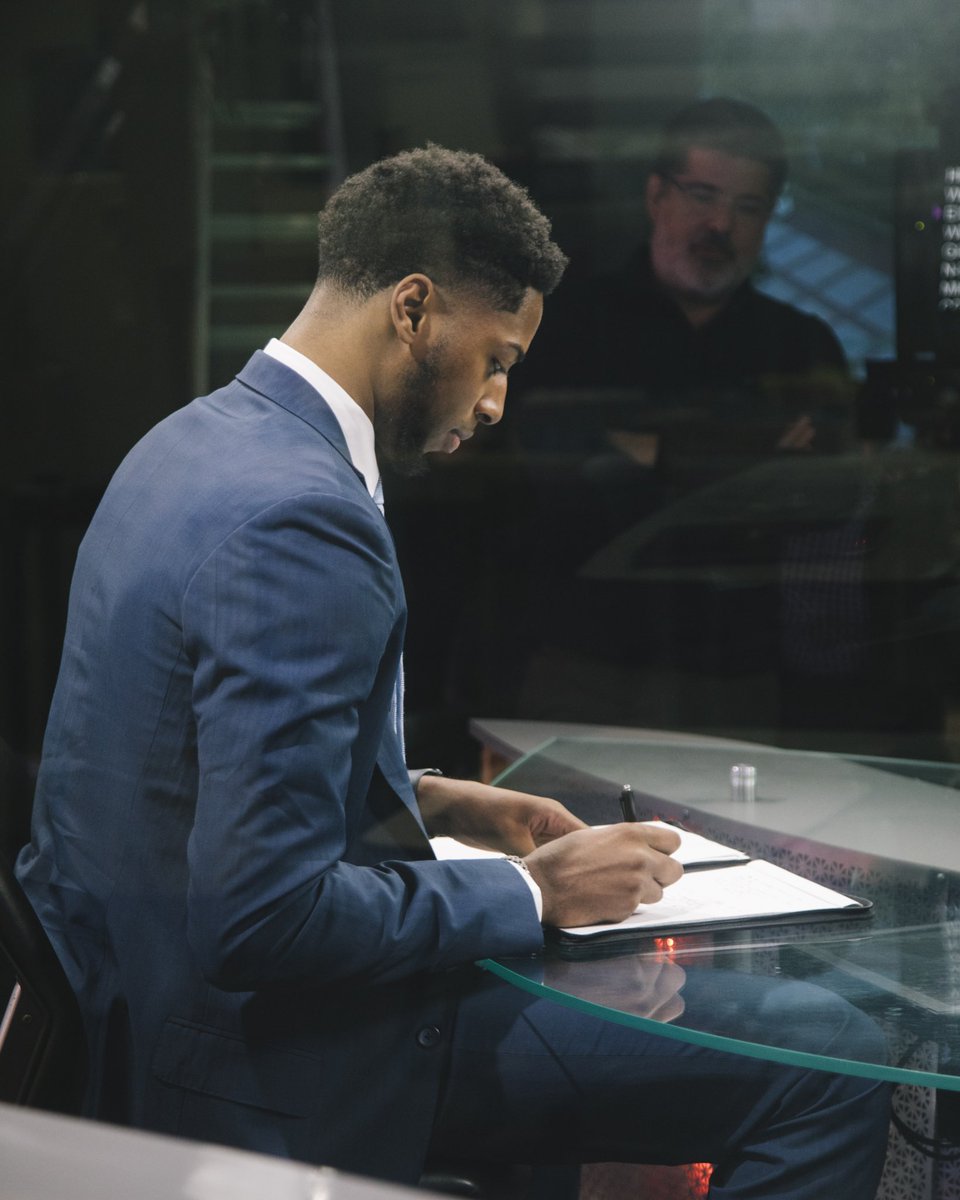 Preparation is the key to success on and off the court 🔑 At Broadcaster U., @willthethrillb5, <a href="/ShelvinMack/">Shelvin Mack</a>, <a href="/blackrhino83/">Craig Smith</a>, <a href="/kingno_/">Norense Odiase</a>, <a href="/alantwilliams/">BigSauce</a>, and <a href="/EzRobertB/">Rob</a> spent time studying their learning materials and taking notes in between takes to improve their skills.