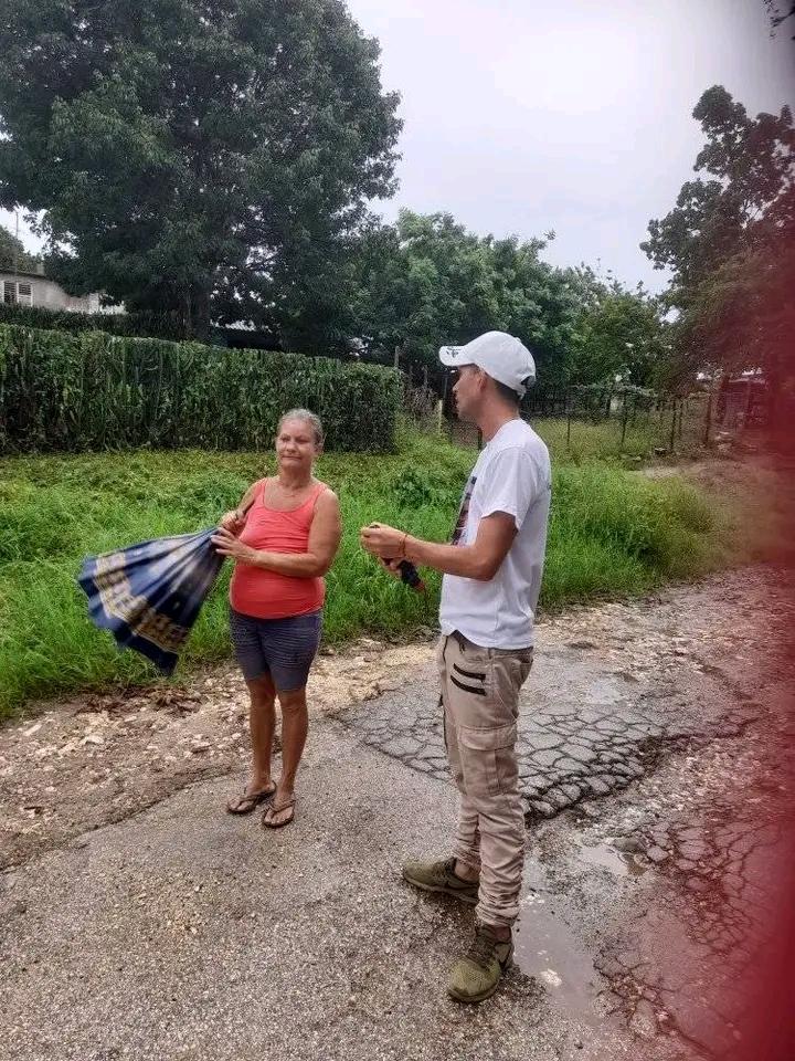 En jornada lluviosa intercambiando con pobladores del consejo popular  Chavaleta, brindando información oportuna sobre cuidados de salud junto al delegado e historiador de nuestro Municipio Lic Andy.  <a href="/Dagmar78659741/">DagmarAbad 🇨🇺</a> <a href="/BarcenaMirsa/">Mirsabg</a> <a href="/milagrosyanet83/">@milagrosyanet83</a>