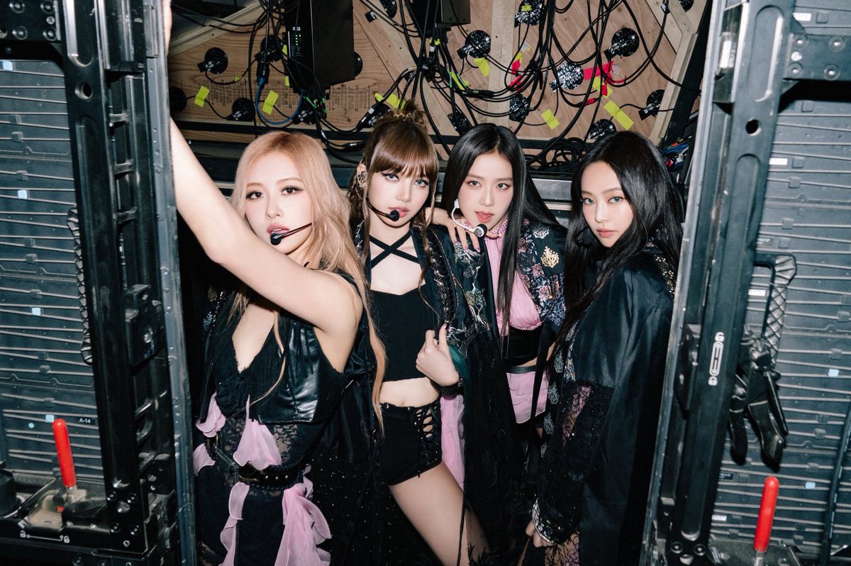 BBU_BLACKPINK's tweet image. .@onedirection’s @NiallOfficial talked about @BLACKPINK on his @bustle interview on the recent dearth of big pop groups, 

Horan thinks the future is all about the ladies. “I love #Blackpink. All four of them have such individual personalities. That’s what made people love them.”