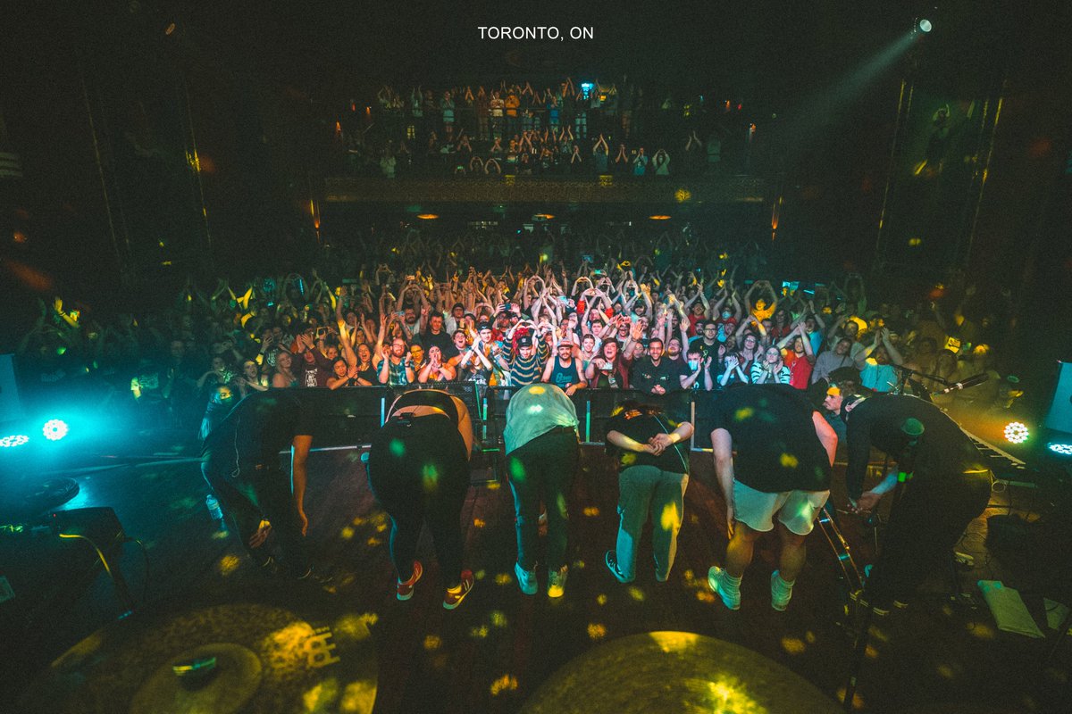 gwatsky's tweet photo. it's the back end of tour. 🍑😭
LONDON tomorrow.
Then DUBLIN, SYDNEY &amp; AUCKLAND rounding things out . It's been a dream. https://t.co/49S1f71zd4