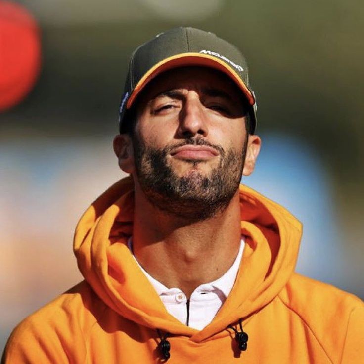 Bueno....hay que hacerlo.....happy #f1twtselfieday with my husband <a href="/danielricciardo/">Daniel Ricciardo</a>